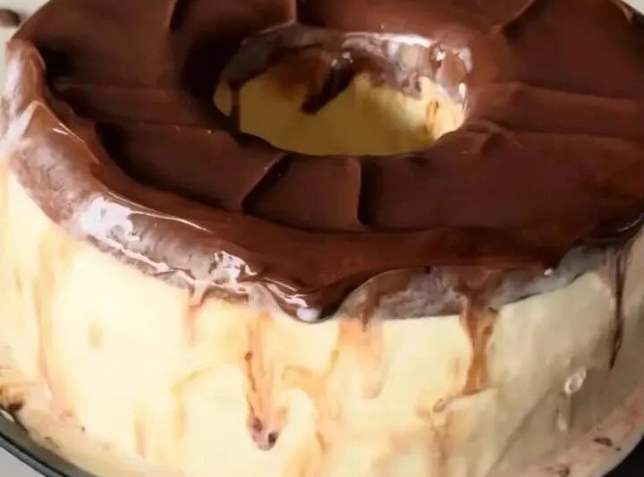 Ultra Creamy Milk Ice Cream with Chocolate Ganache (No Machine Required)